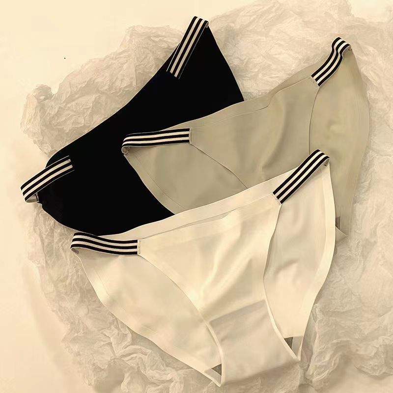 Seamless Hipster Panties for Trans Women detail image 4